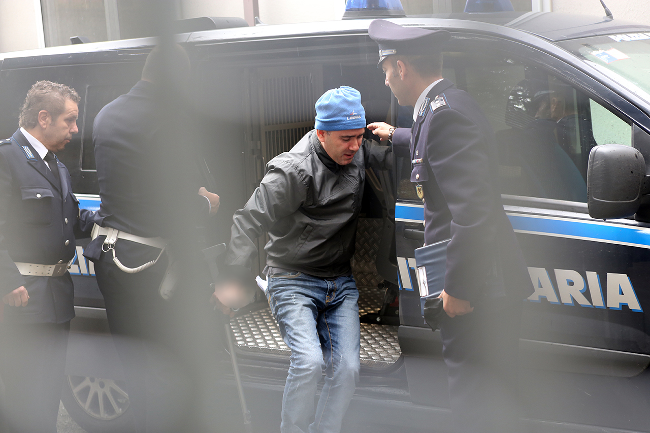 Farina torna in Tribunale, <br> la figlia di Sarchiè urla in aula: <br> «Guardami in faccia»