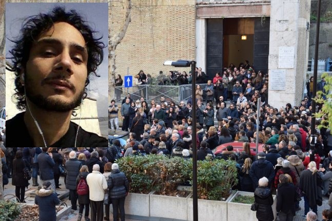 Una folla per l’addio a “Lollo” <br> La mamma: «Grazie a tutti voi, <br> un’ondata d’amore per mio figlio»