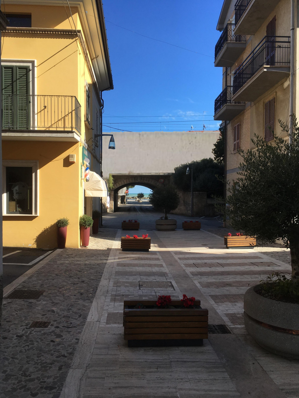 Comitato di cittadini <br> contro le barriere anti rumore: <br> «No al muro, sì al mare»