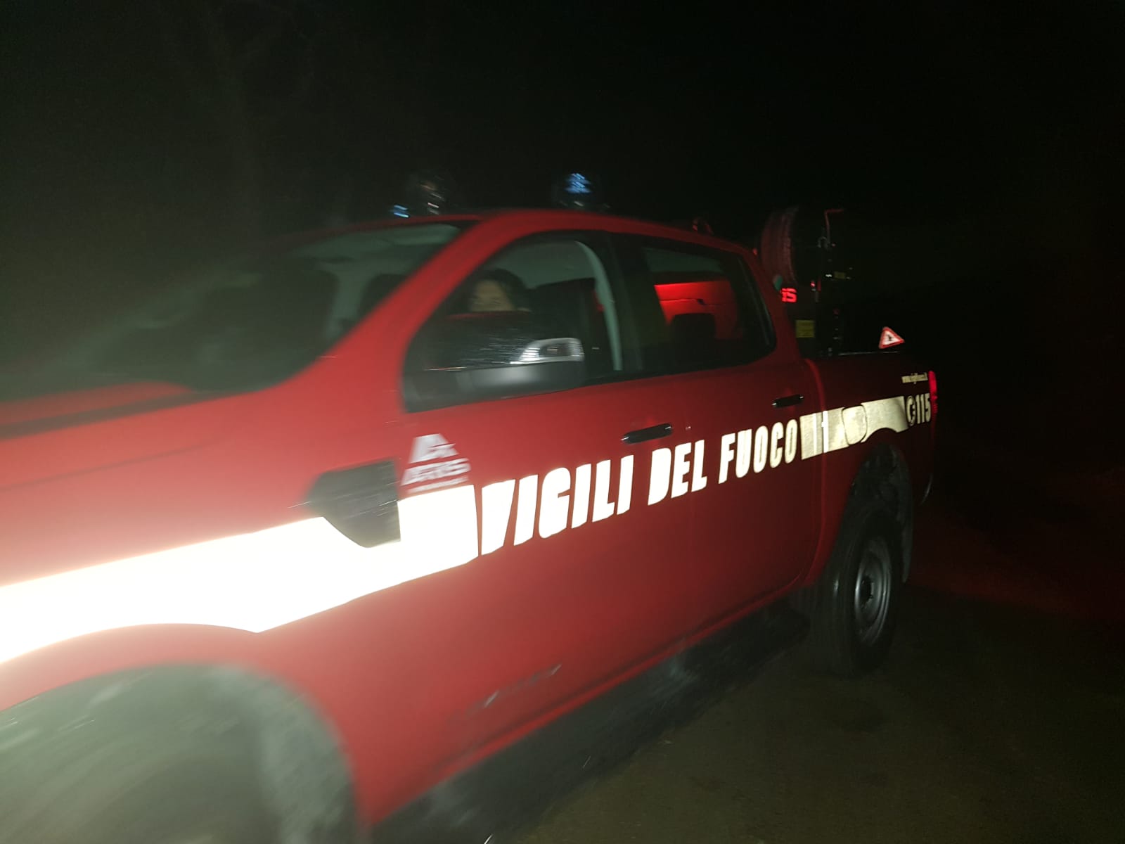 Sos idrocarburi nel fossato: <br> i Vigili del fuoco evitano il peggio, <br> si indaga sullo sversamento
