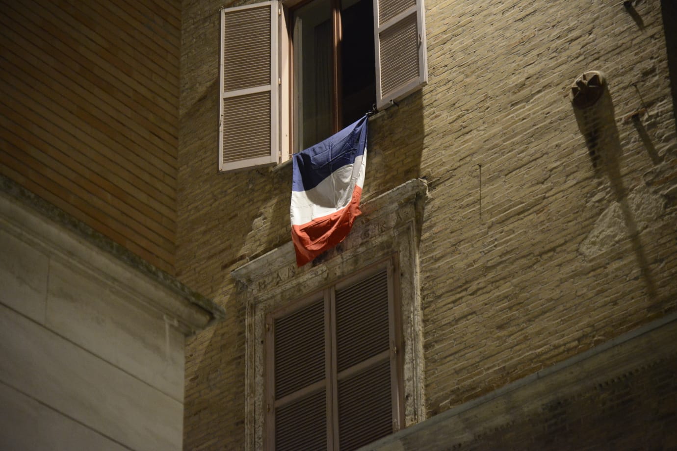 Bandiera francese <br> sulla finestra del sindaco, <br> scoppia la polemica