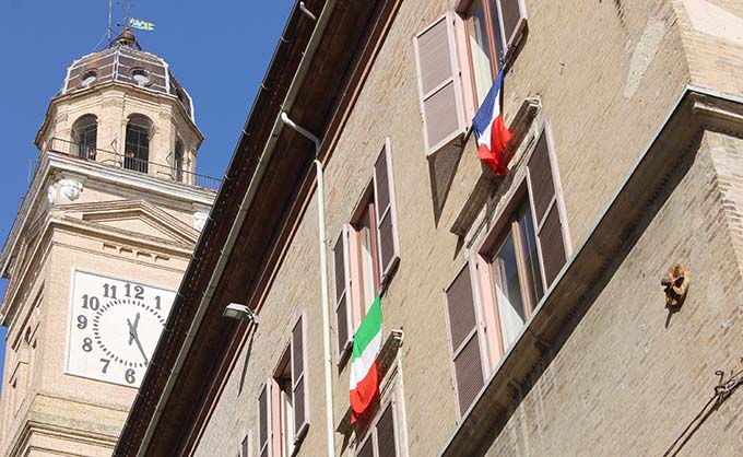Bandiera francese sulla finestra, il sindaco: <br> «Gesto di pace, non ho violato norme»