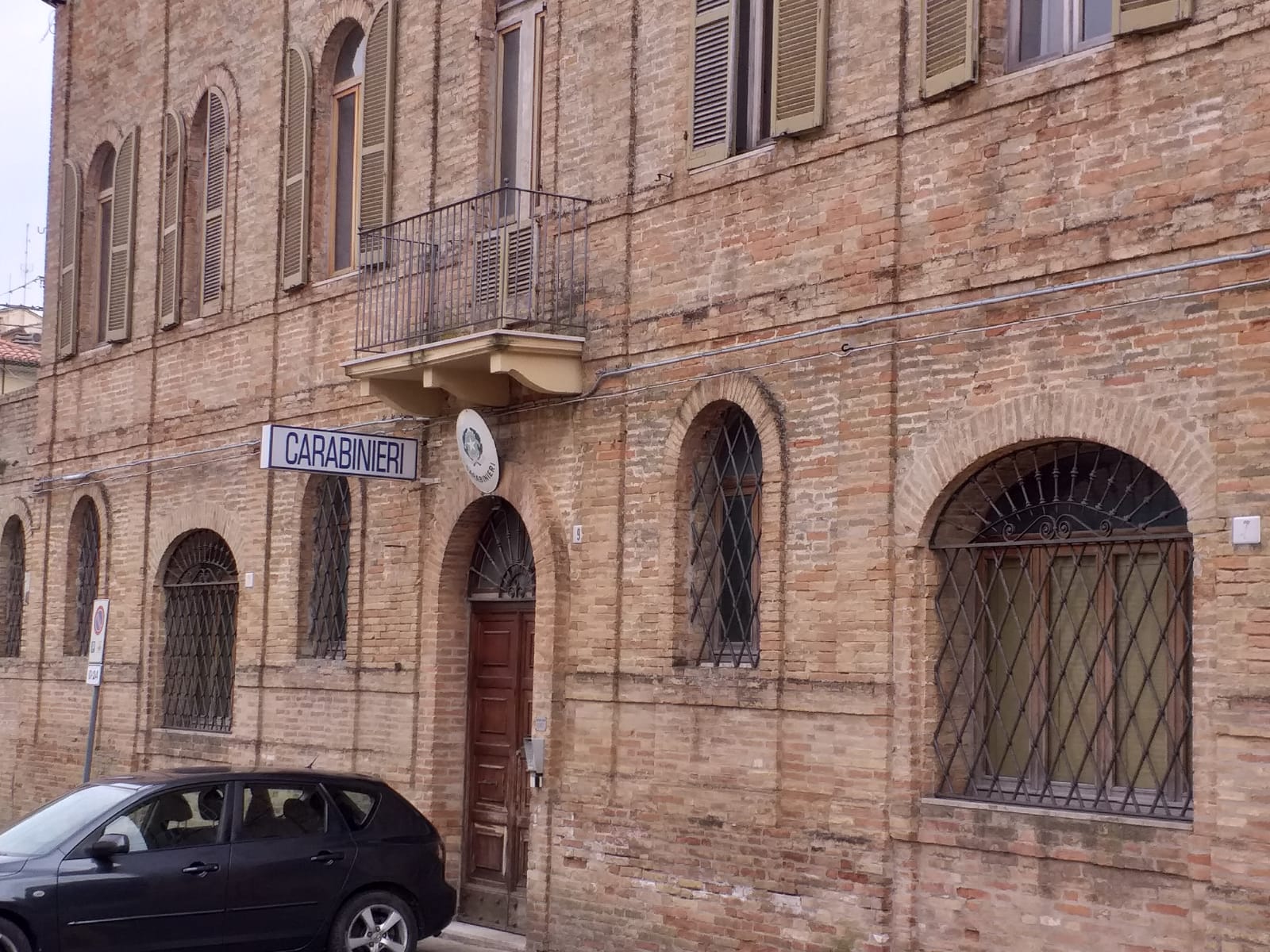Rischia di volare dal balcone <br> dopo una lite col fratello <br> per il controller della playstation Rischia di volare dal balcone <br> dopo una lite col fratello <br> per il controller della playstation