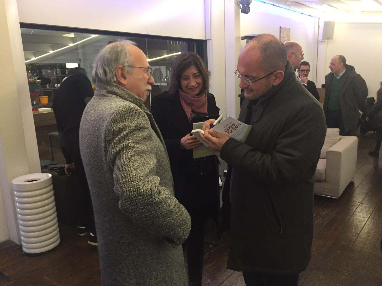Castelli accolto come una star <br> a Porto Sant’Elpidio <br> Presenta il libro e Franchellucci (Pd) <br> lo addita a modello