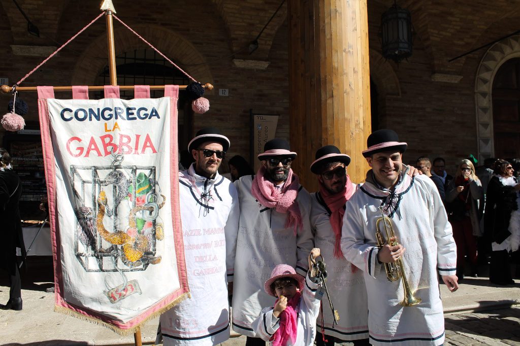 Offida, parte la maratona di Carnevale <br> Chiavi della città in mano a “La Gabbia” <br> <span> Foto e video </span>