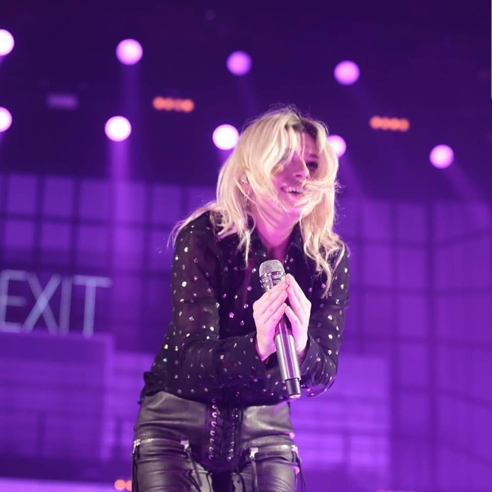 Ragazzina si sente male <br> al concerto di Emma: <br> la cantante le fa visita in infermeria