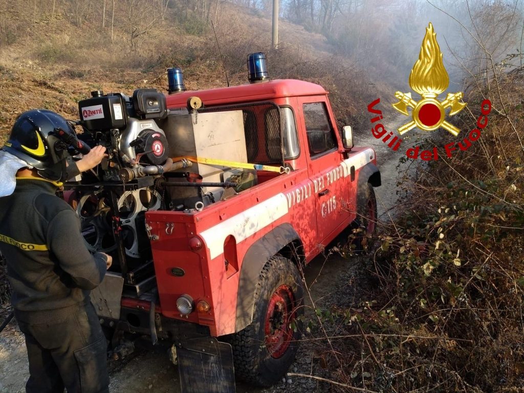 Vasto incendio a Trisungo, <br> due ettari sono andati in fumo <br> Vigili del fuoco in forze <span> (Foto e Video)