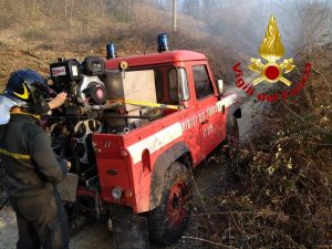 Vasto incendio a Trisungo, <br> due ettari sono andati in fumo <br> Vigili del fuoco in forze <span> (Foto e Video)