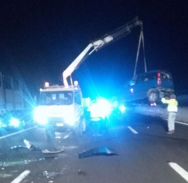 Auto ribaltata in A14, <br> due persone ferite
