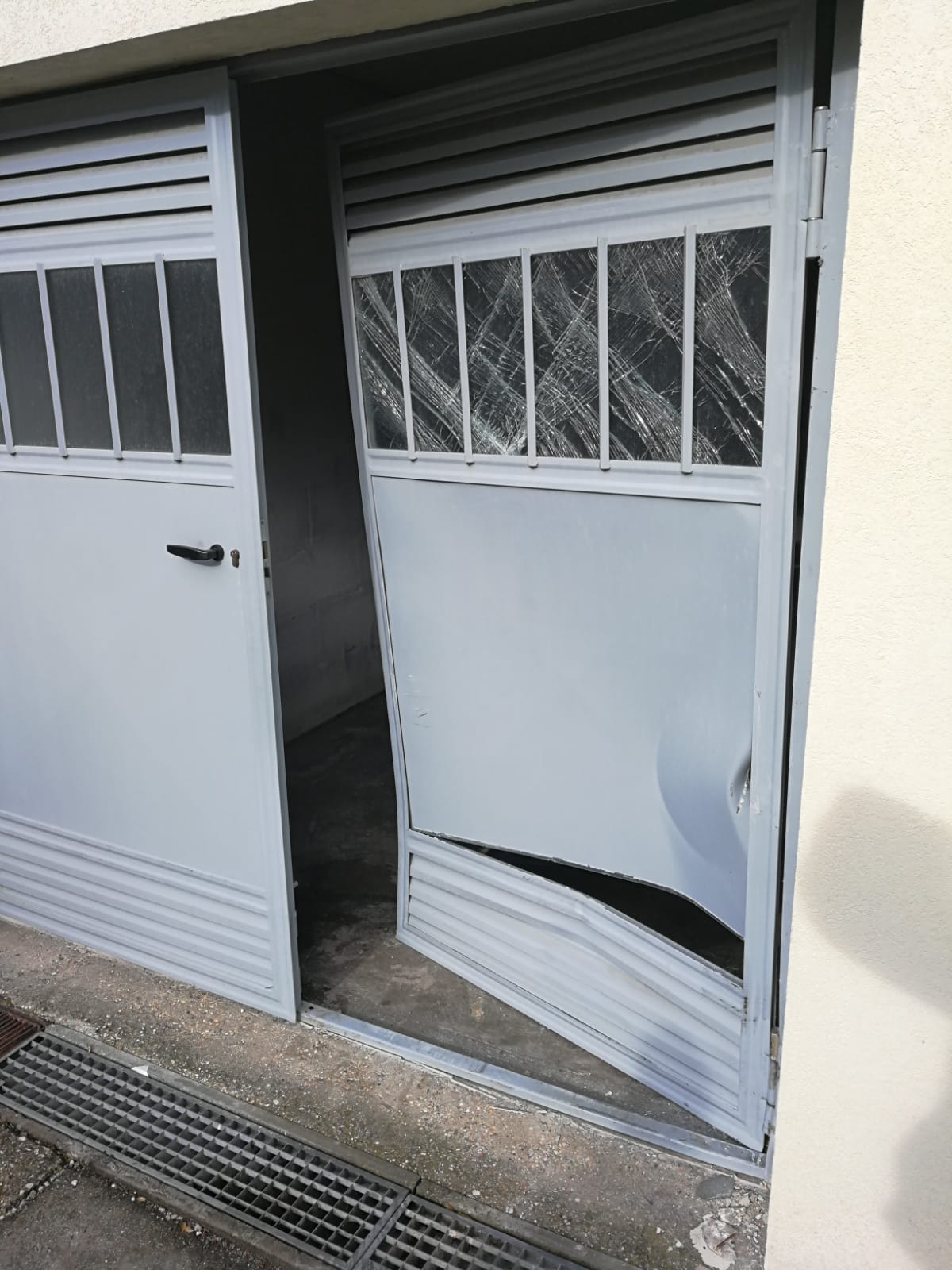 Schiacciata dall’auto in garage: <br> gravissima una 46enne