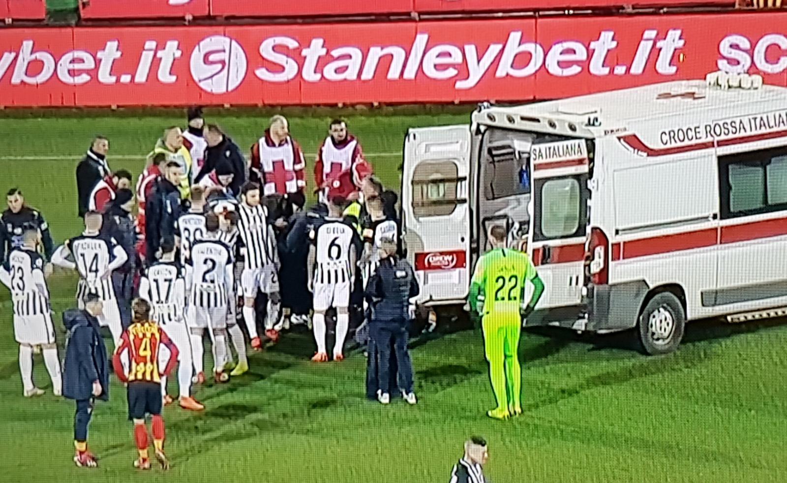 Lecce-Ascoli dura pochi secondi <br> Si fa male Scavone, tragedia sfiorata <br> La gara viene rinviata