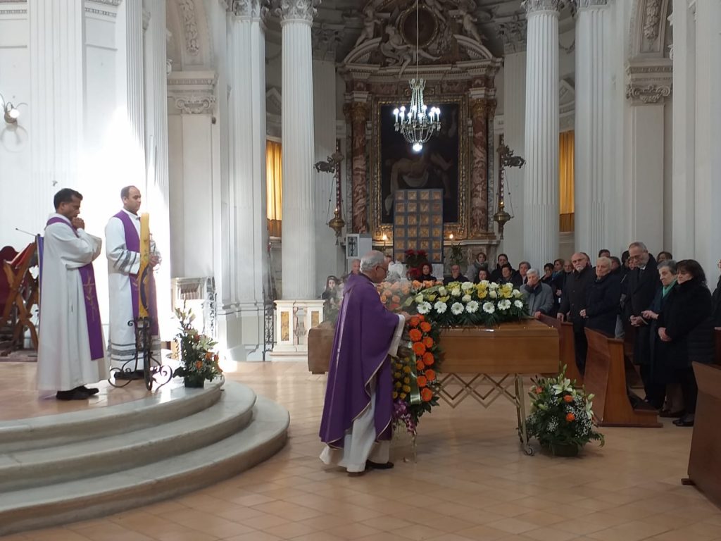 Lo straziante addio a Valerio Cicconi, <br> il medico buono che aiutava <br> tutti i compaesani <span> (Foto e Video)