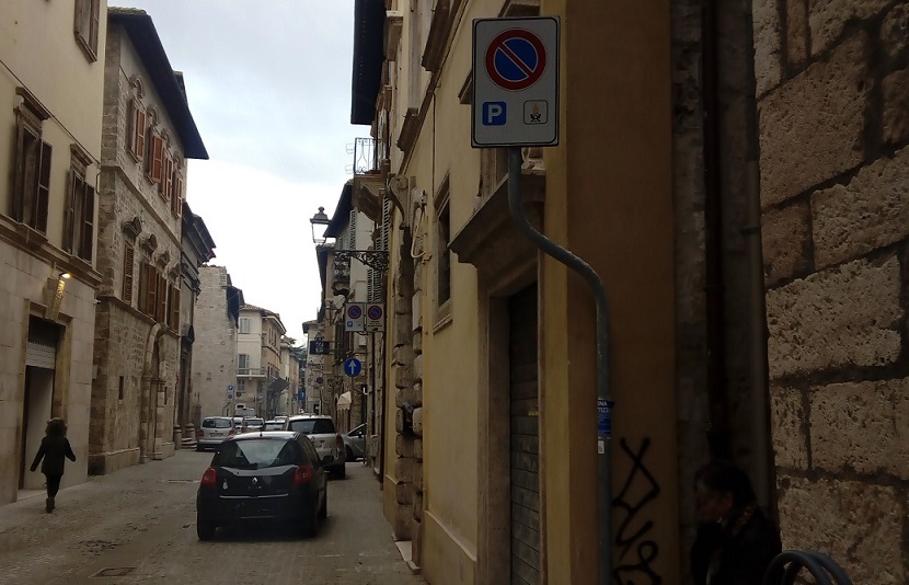 La piaga dei parcheggi <br> e il rompicapo dei cartelli