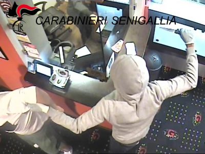 Rapinata, si innamora del bandito <br> e si unisce alla gang per <br> un colpo alla sala slot