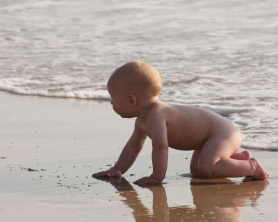 E’ pedopornografia scattare foto <br> a bambini nudi in spiaggia