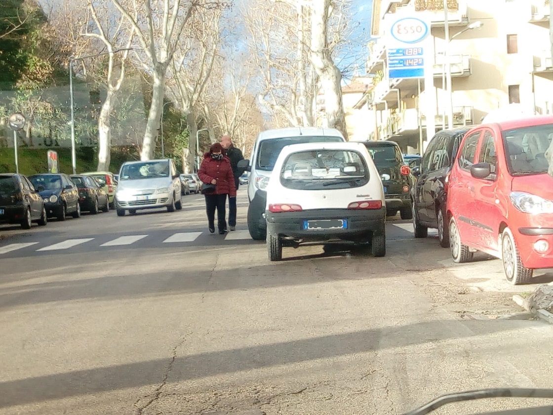 Auto in doppia fila: <br> senso unico alternato <br> e pedoni in pericolo