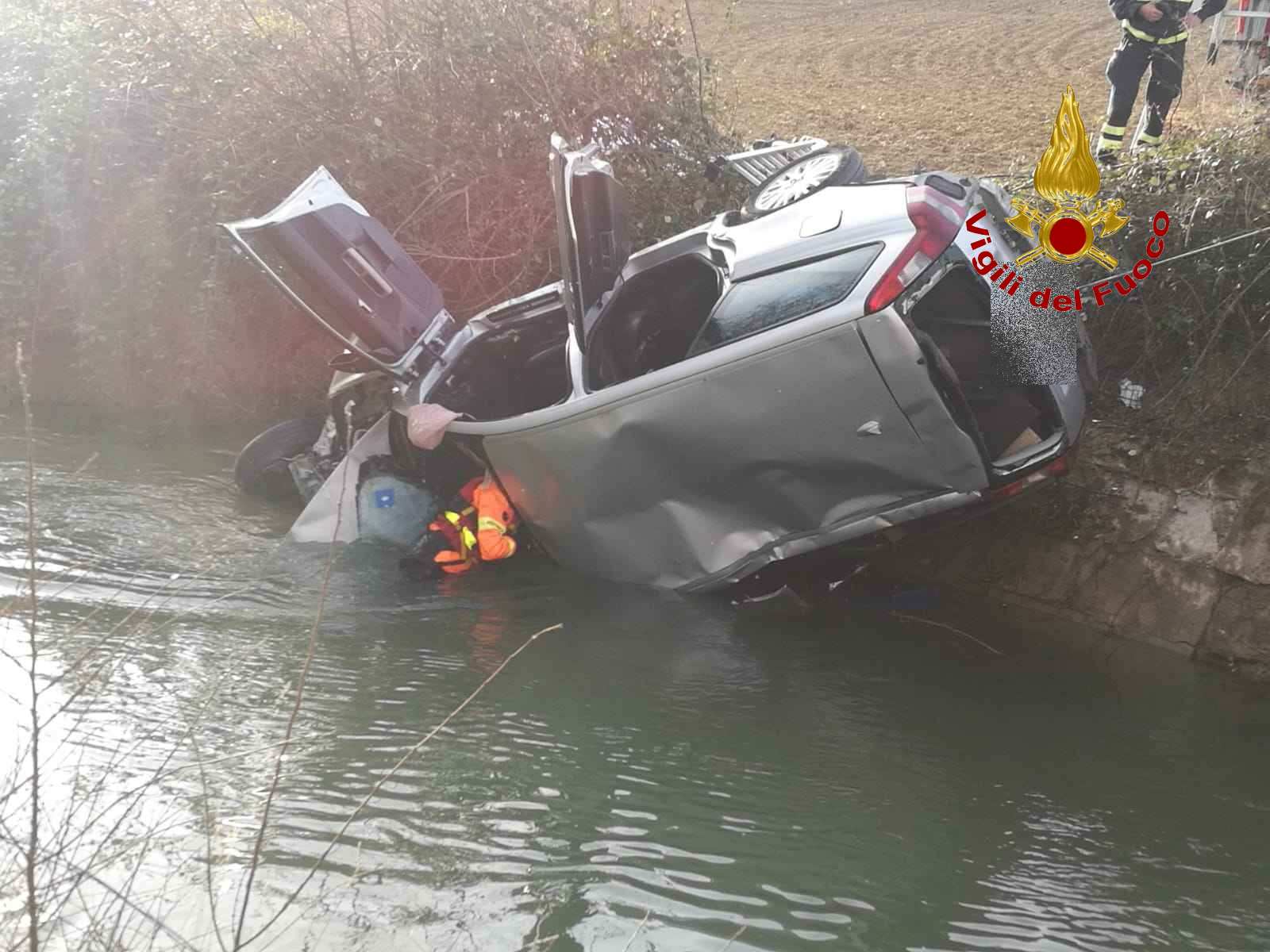 Finisce con l’auto in un canale, <br> muore giovane padre