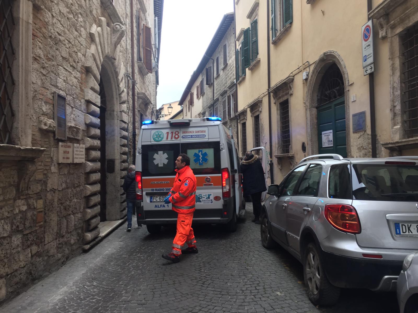 Brutta caduta in strada <br> per il parrucchiere Mauro <br> Le buche continuano <br> a provocare incidenti