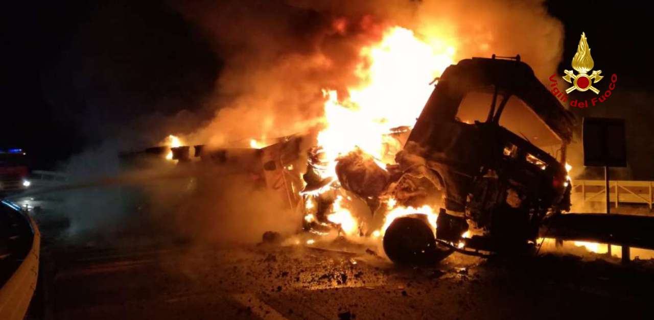 Tir a fuoco: autostrada in tilt <br> e task force dei pompieri (Le foto)