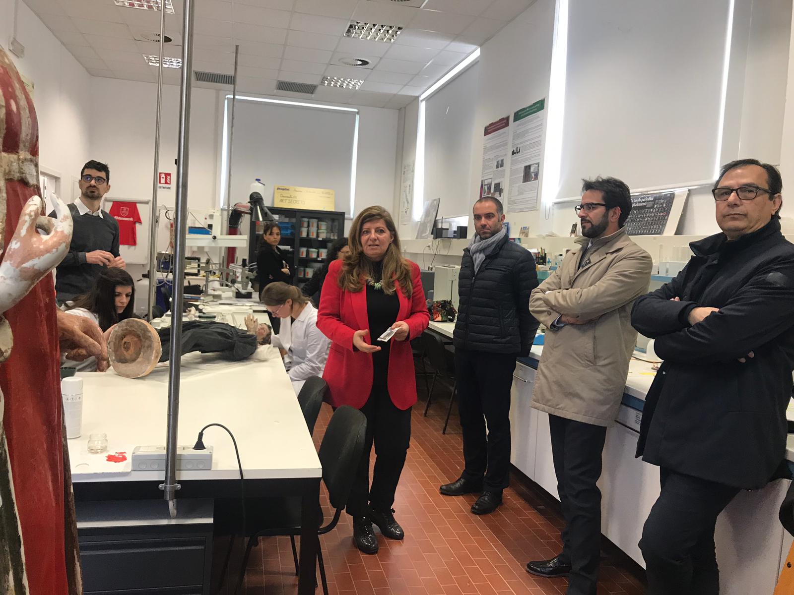 Ecco gli “angeli” che restaurano <br> le opere d’arte salvate <br> dopo il sisma <span> (Foto e video) </span>