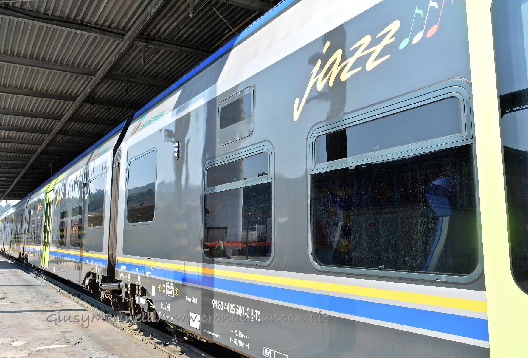 «Non puoi fumare in treno» <br> passeggero ruba un estintore <br> e lo svuota nella carrozza