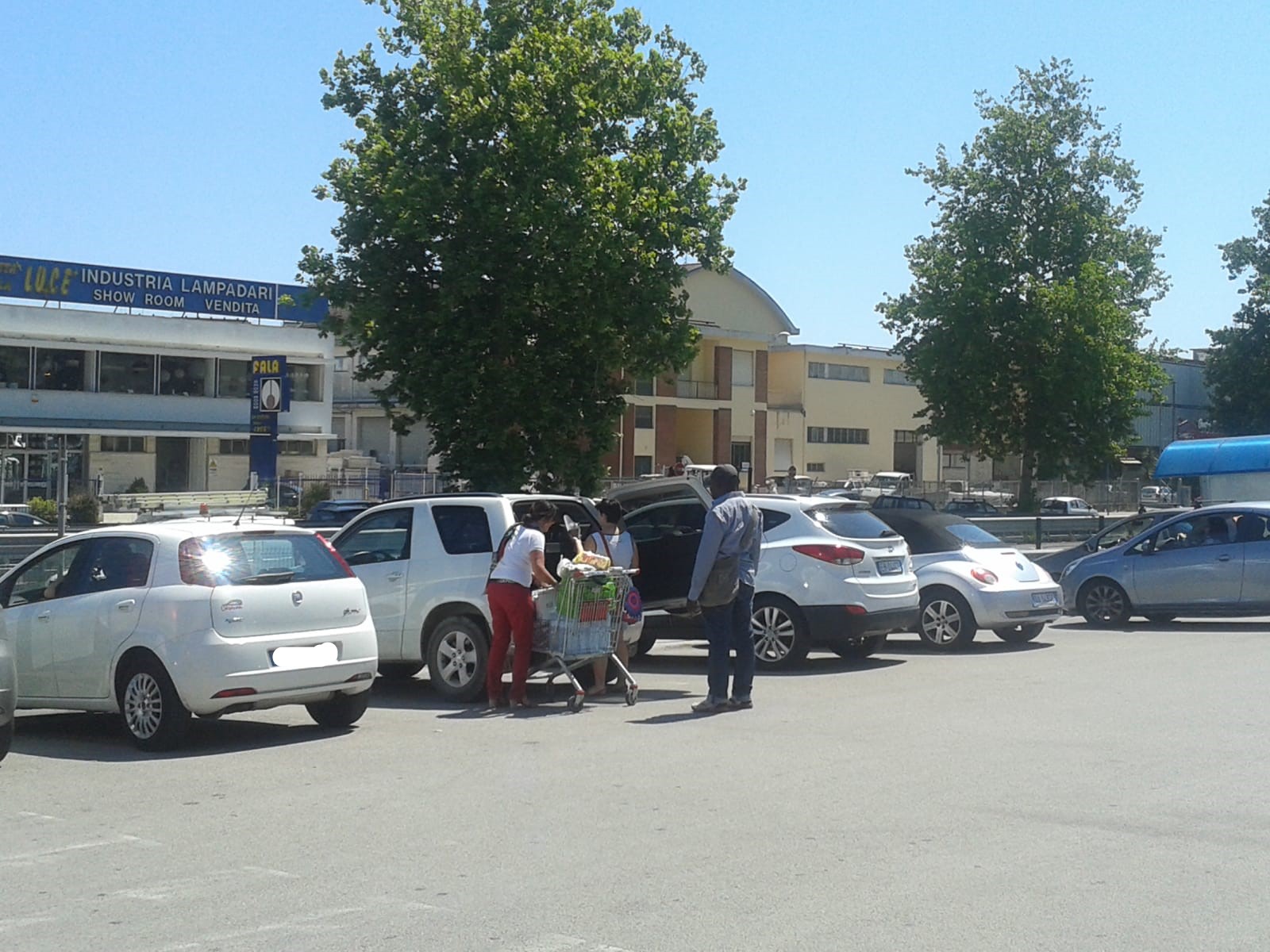 Accattonaggio davanti all’ospedale: <br> un clochard espulso e uno denunciato