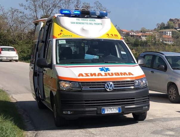 Fuoristrada con l’auto sulla Salaria, <br> una donna sfonda un garage e resta ferita