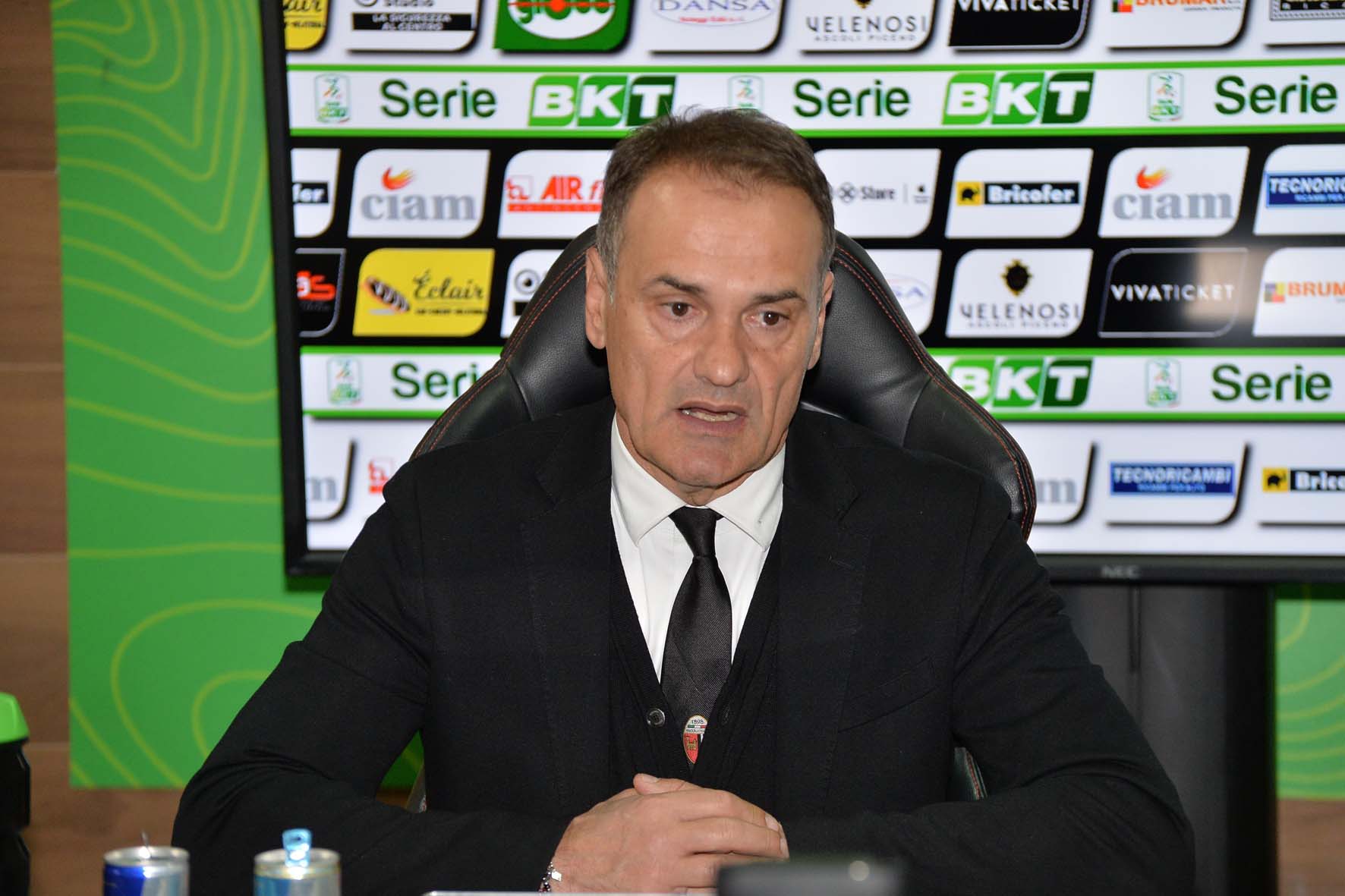 Vivarini: «Abbiamo creato tanto» <br> Gli ultras: «Vogliamo gente che lotta»