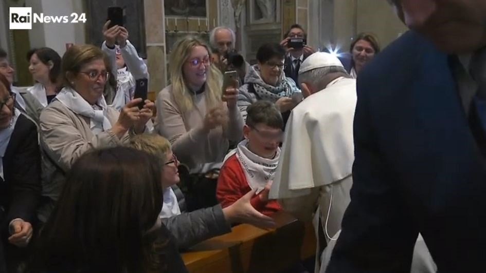 Piange perchè il Papa <br> non lo ha accarezzato, <br> Francesco torna indietro e lo abbraccia