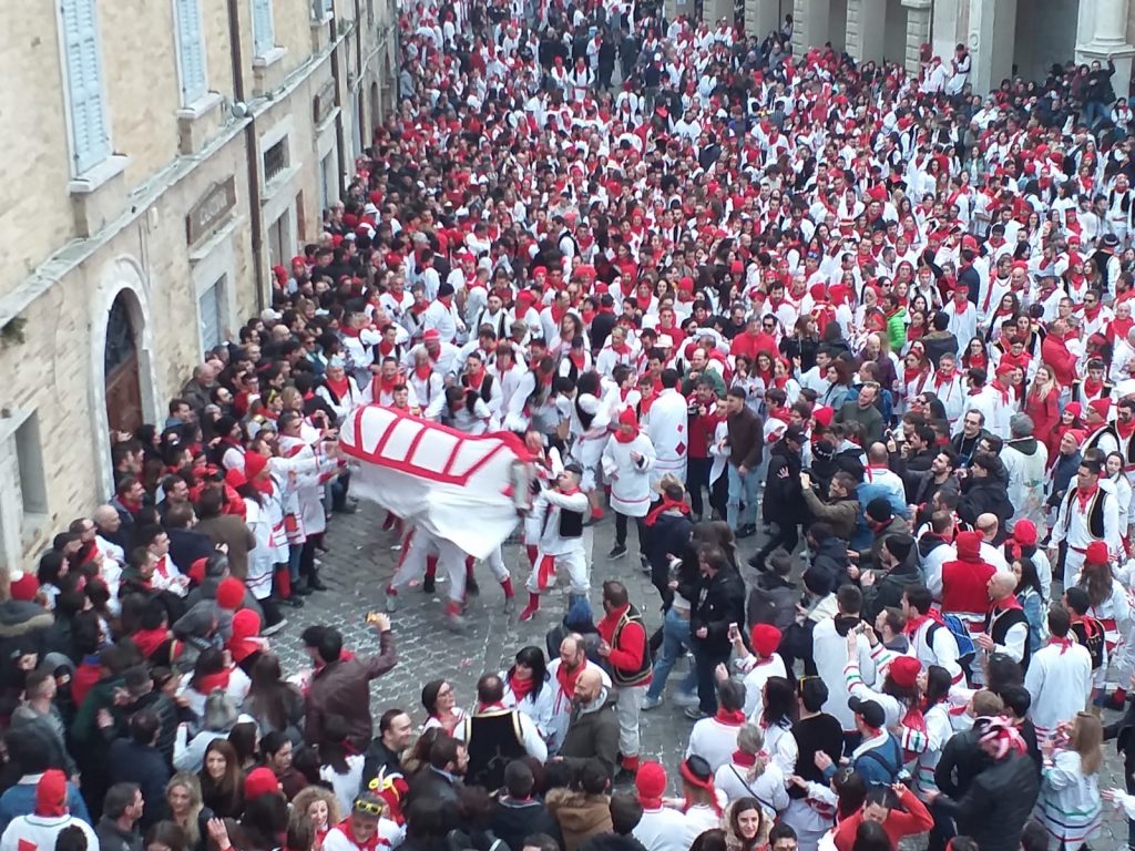 Offida, migliaia di persone <br> hanno contribuito al successo <br> de “Lu Bov Fint” <span> (Foto e Video)
