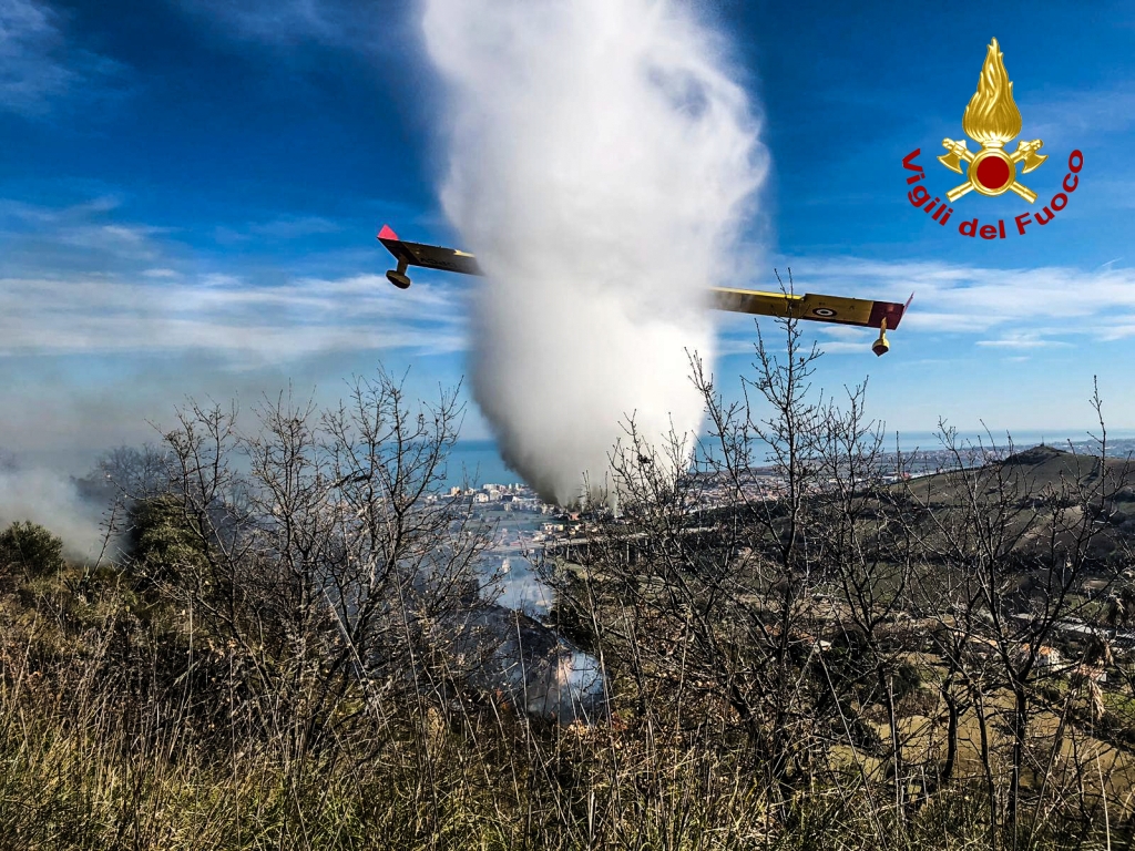 Domato l’incendio a Monte Aquilino: <br> decisivo l’ausilio dei Canadair <br> In fiamme dieci ettari di sterpaglie <br> <span> (Foto e video)