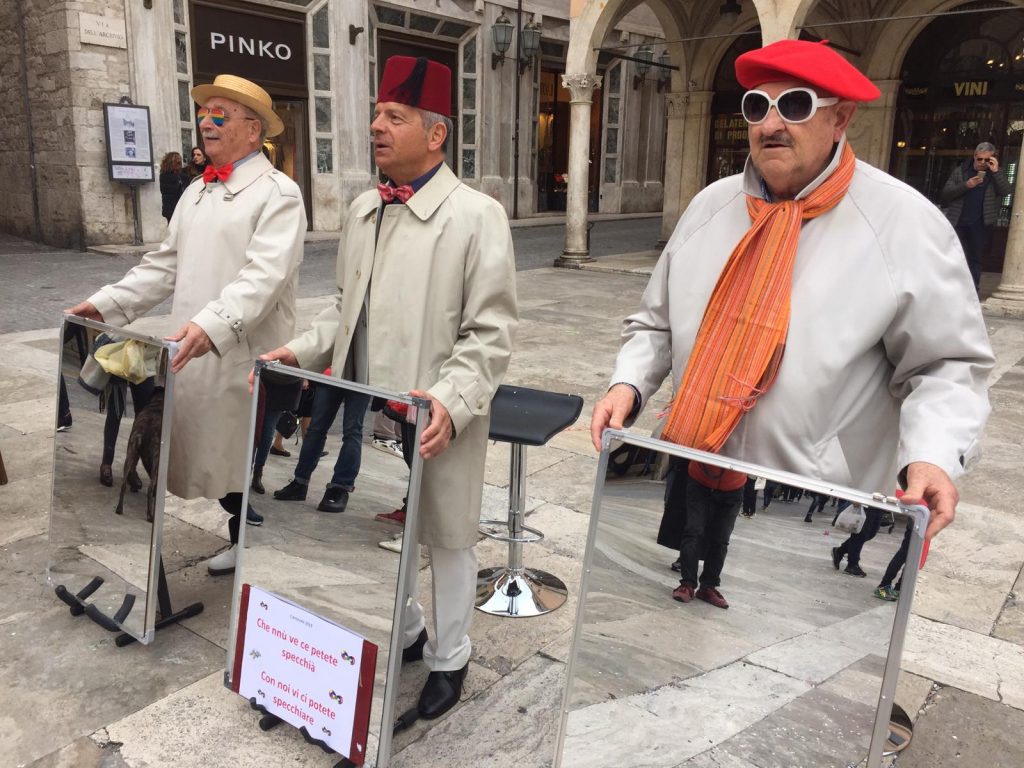 “Che nnù ve ce petete specchià”, <br> irresistibili Ercoli, Fioravanti e Vagni <br> E Melchiorre sindaco saluta Ascoli <br> per Siena, Offida o Lourdes