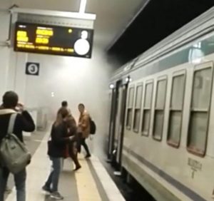 Il treno prende fuoco: <br> passeggeri evacuati <span> (Foto e video) </span>