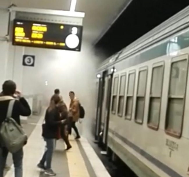 Il treno prende fuoco: <br> passeggeri evacuati <span> (Foto e video) </span>