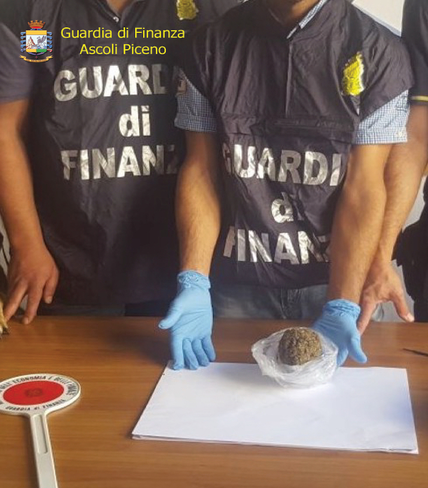 Doppio blitz della Finanza <br> contro lo spaccio di droga <br> al Giardino Colucci