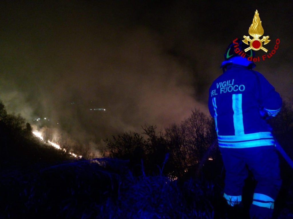 Grosso incendio nella notte <br> sulla Cuprense, <br> residenti salvati dai Vigili del fuoco <br> Fiamme spente all’alba <span> (Foto e video)