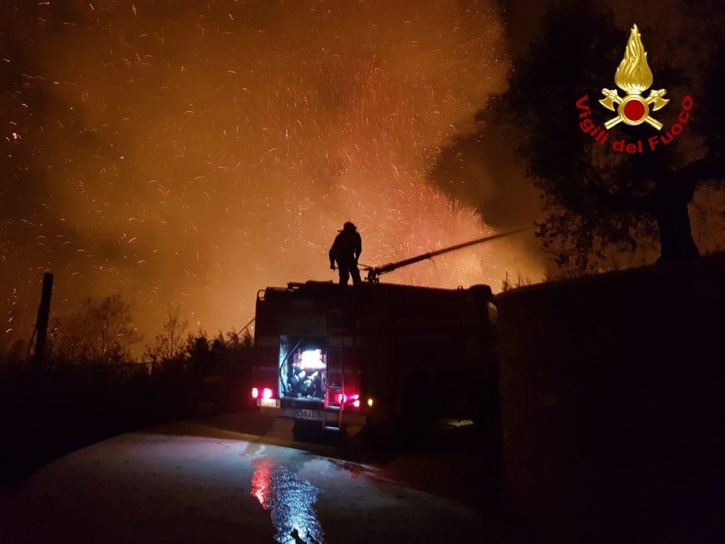 Le foto e il video <br> dell’incendio di Grottammare