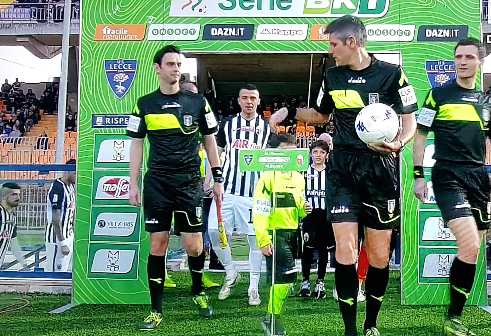 Ascoli, una catastrofe: <br> la squadra resta nel pullman <br> e a Lecce finisce <br> con un incredibile 7-0