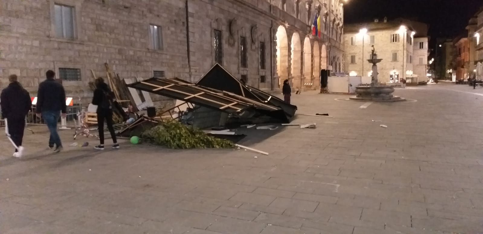 Il forte vento distrugge <br> la parodia del “Ponte di Cecco”