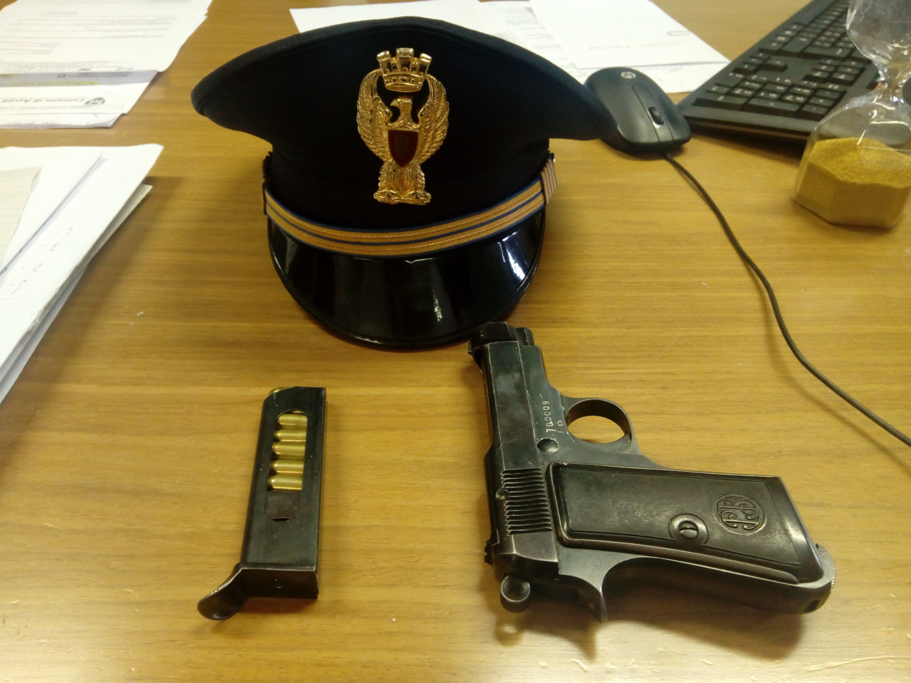 Pistola in pugno e volto coperto, <br> tenta la rapina ma viene <br> ammanettato a tempo record