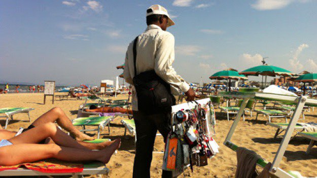 Abusivismo e contraffazione, <br> tornano i contributi <br> per “Spiagge sicure”