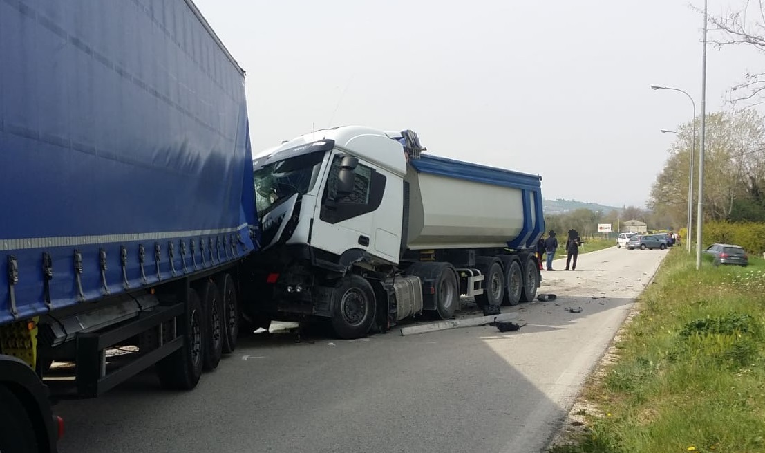 Incidente sulla Valdaso, <br> coinvolti due camion e tre auto