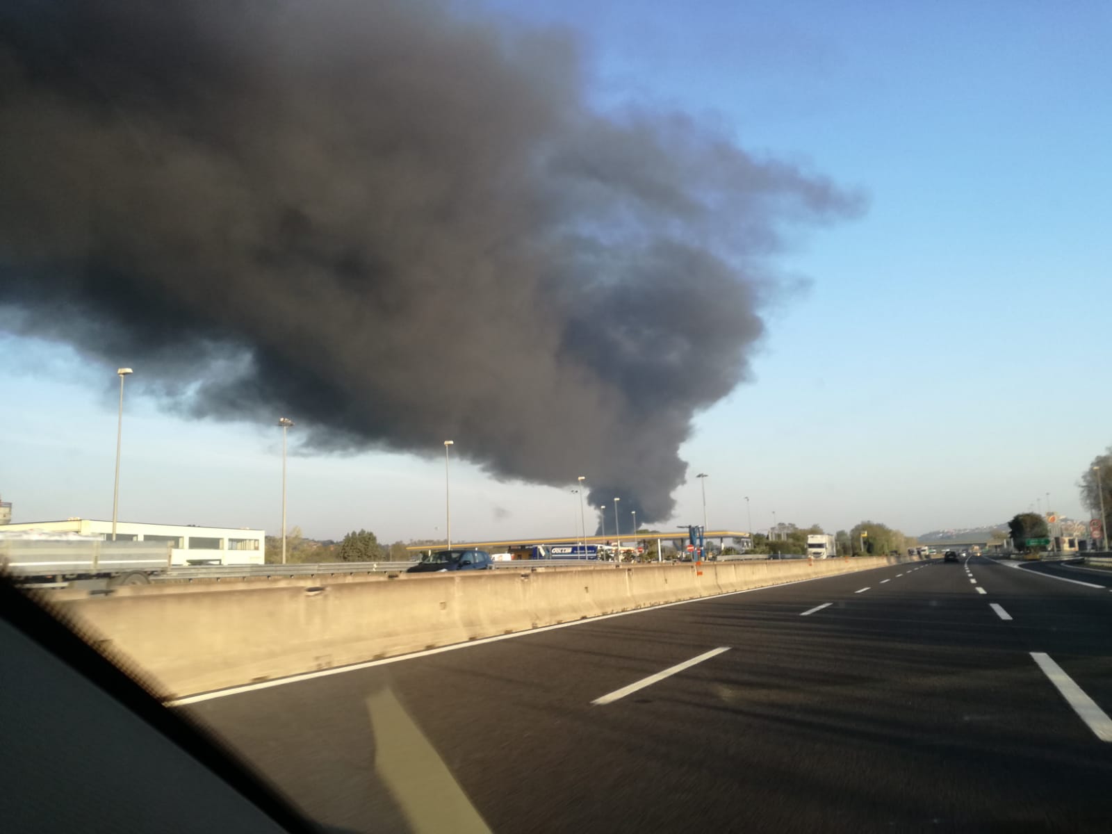 Maxi incendio alla Tontarelli: <br> evacuato lo stabilimento <span> (Foto) </span>