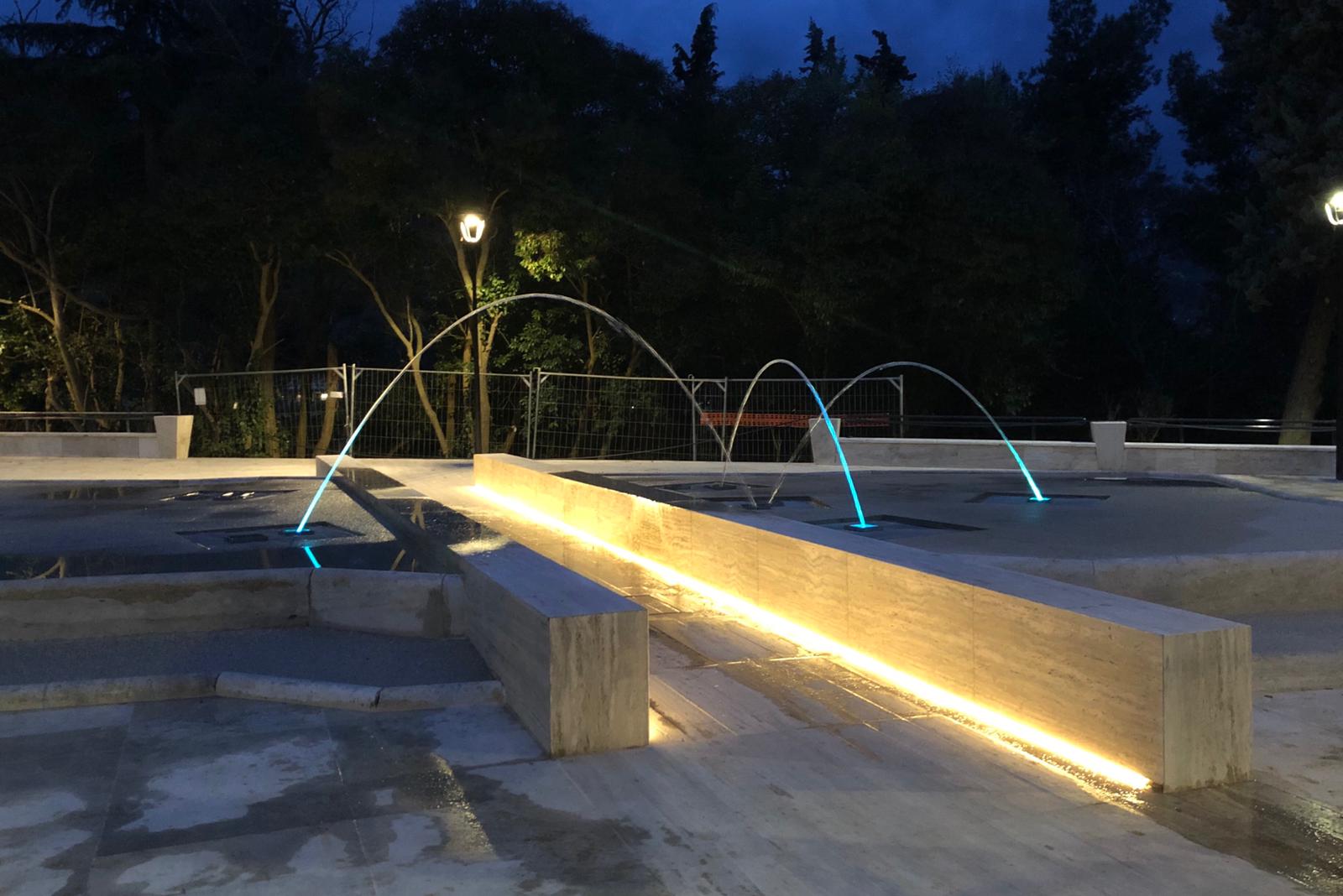 Viale De Gasperi a nuova vita <br> Giochi di acqua e di luci <br> al posto delle vecchia fontana <br> inaugurata nel 1955 da Gronchi <br> <span> (Tutte le foto)