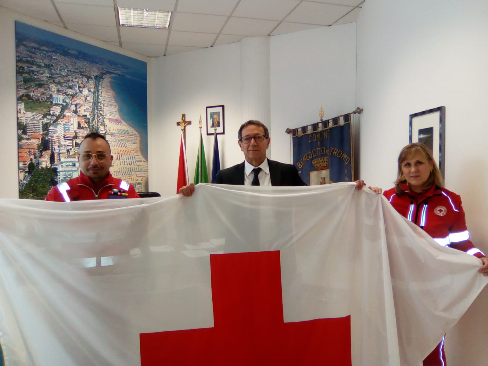 Bandiera della Croce Rossa <br> per promuovere il volontariato