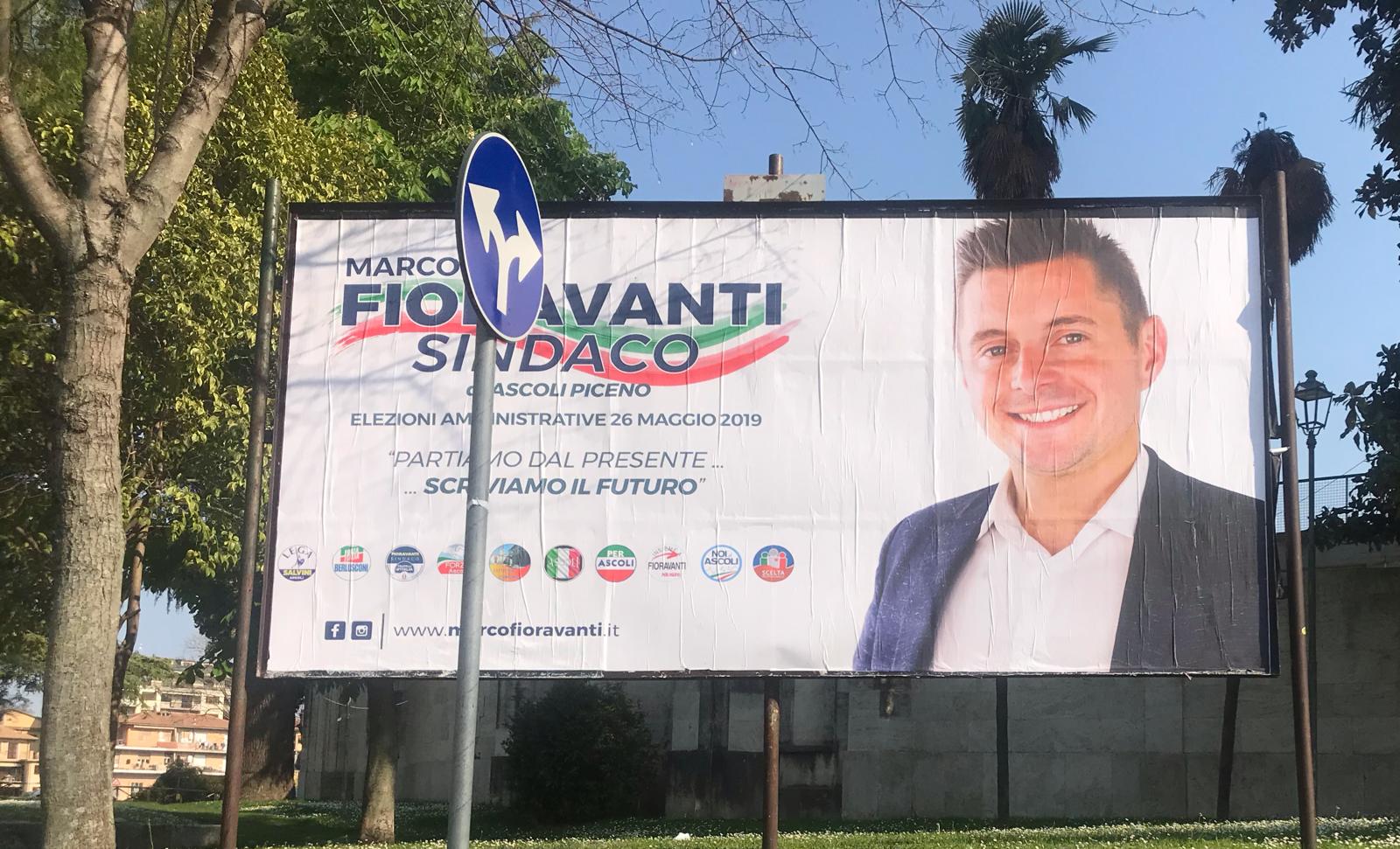 Tega va con Celani e il simbolo <br> sparisce dai manifesti di Fioravanti