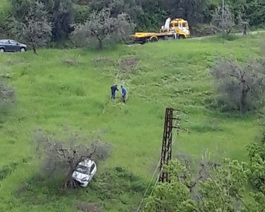Spettacolare fuoristrada in via Adriatico, <br> l’auto si ferma contro un ulivo