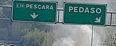 Le fiamme dopo l’impatto, <br> auto a fuoco sull’autostrada