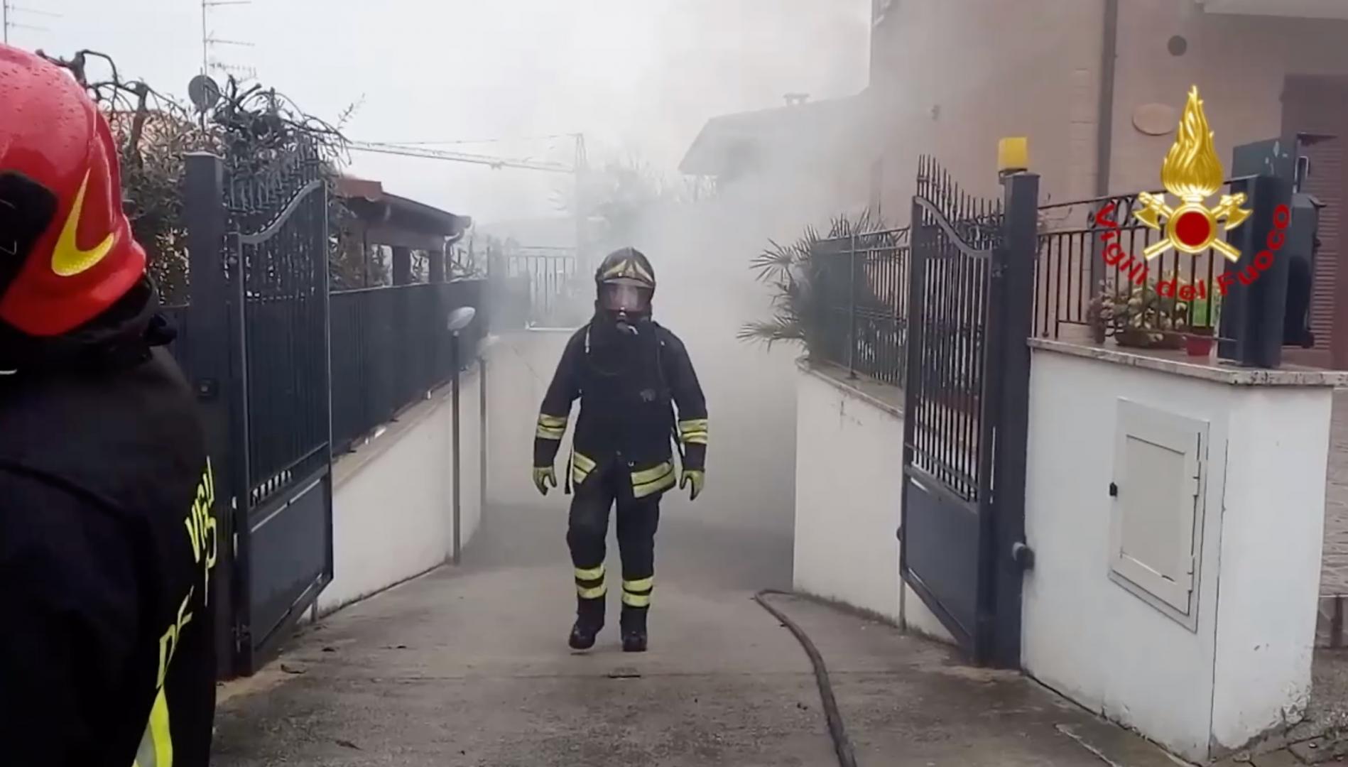 Fiamme nella villetta, <br> i Vigili del fuoco <br> evitano il peggio <span> (Foto e video)