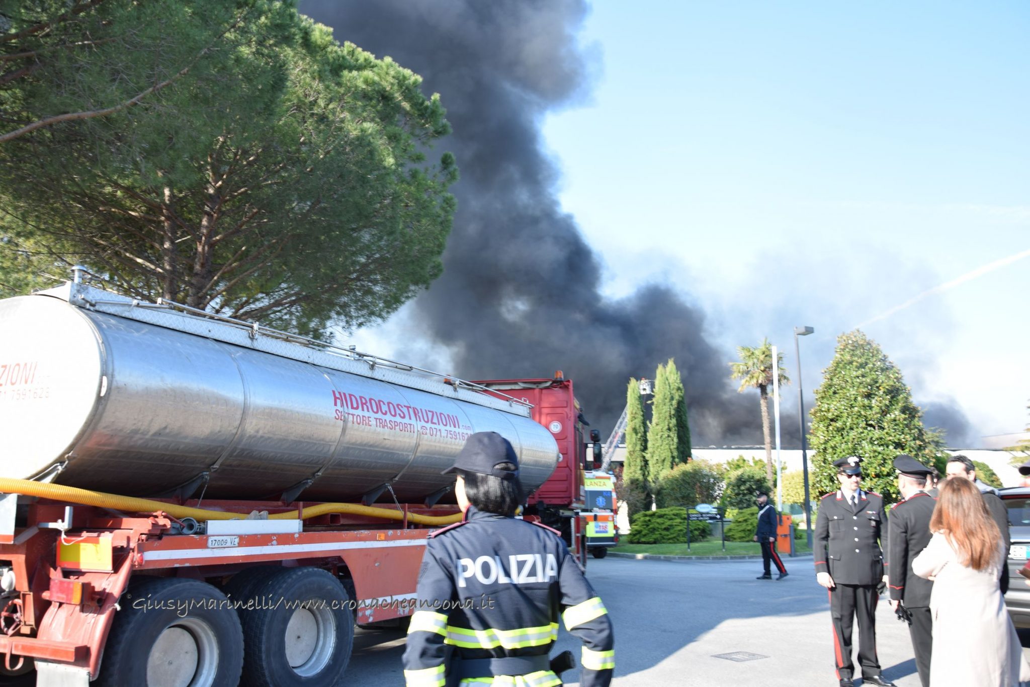 L’incendio alla Tontarelli è stato spento, <br> Arpam: «Non c’è diossina nell’aria» <br> (Tutte le foto) </span>